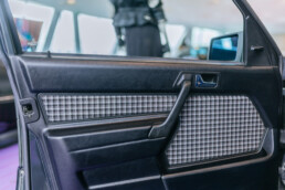 Mercedes-Benz 190 E 2.5-16 Evolution II („EVO II“) aus dem Jahr 1990 in der Sonderausstellung „Youngtimer“ des Mercedes-Benz Museums. Detailaufnahme der Fahrertürinnenseite mit der seltenen Innenausstattung Stoff Karo. Foto: Thomas Niedermüller. (Fotosignatur der Archive von Mercedes-Benz Classic: D879017)