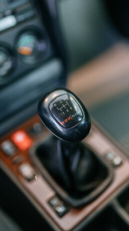 Mercedes-Benz 190 E 2.5-16 Evolution II („EVO II“) aus dem Jahr 1990 in der Sonderausstellung „Youngtimer“ des Mercedes-Benz Museums. Detailaufnahme der Typbezeichnung 2.5-16 rechts auf dem Heckdeckel. Foto: Thomas Niedermüller. (Fotosignatur der Archive von Mercedes-Benz Classic: D879009)