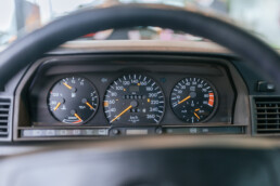 Mercedes-Benz 190 E 2.5-16 Evolution II („EVO II“) aus dem Jahr 1990 in der Sonderausstellung „Youngtimer“ des Mercedes-Benz Museums. Detailaufnahme der Fahrertürinnenseite mit der seltenen Innenausstattung Stoff Karo. Foto: Thomas Niedermüller. (Fotosignatur der Archive von Mercedes-Benz Classic: D879017)