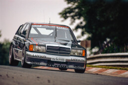 Mercedes-Benz AMG 190 E 2.5-16 Evolution II DTM-Renntourenwagen von Klaus Ludwig. Foto vom Großen Preis der Tourenwagen auf dem Nürburgring am 3. September 1990. (Fotosignatur der Archive von Mercedes-Benz Classic: A90F923)