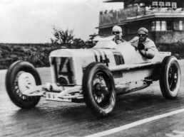 Erster Großer Preis von Deutschland für Sportwagen am 11. Juli 1926 auf der AVUS. Der spätere Sieger Rudolf Caracciola mit seinem Beifahrer Eugen Salzer im Mercedes 2-Liter-Achtzylinder-Rennwagen. (Fotosignatur der Mercedes-Benz Classic Archive: 4525