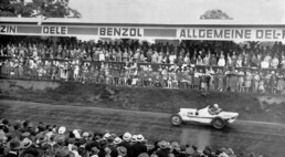 Erster Großer Preis von Deutschland für Sportwagen am 11. Juli 1926 auf der AVUS. Der spätere Sieger Rudolf Caracciola mit seinem Beifahrer Eugen Salzer im Mercedes 2-Liter-Achtzylinder-Rennwagen während der Vorbeifahrt an der Tribüne. (Fotosignatur der Mercedes-Benz Classic Archive: R6397)