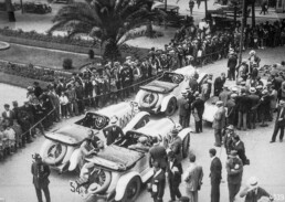 12-Stunden-Rennen „Großer Preis von San Sebastián“ in Guipúzcoa, Spanien, am 22. Juli 1926. Aufnahme vor dem Start mit drei Mercedes-Benz 24/100/140 PS Modell K Tourenwagen, Startnummern 52, 53 und 54. (Fotosignatur der Mercedes-Benz Classic Archive: 4539)