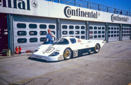 Peter Sauber am Sauber-Mercedes Gruppe-C-Rennsportwagen C 8 mit der Startnummer 61. Aufnahme während Testfahrten auf dem Hockenheimring. (Fotosignatur der Mercedes-Benz Classic Archive: 2008DIG64)
