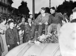 Rallye Lüttich–Rom–Lüttich vom 29. August bis 2. September 1956. Die Sieger Willy Mairesse/Willy Génin lassen sich im Ziel auf ihrem Mercedes-Benz 300 SL „Flügeltürer“ feiern. (Fotosignatur der Mercedes-Benz Classic Archive: R15069)