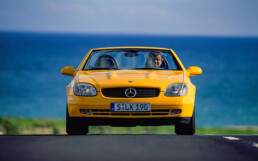 Mercedes-Benz SLK 200 der Baureihe R 170 in der Lackierung yellowstone (Mercedes-Benz Farbcode 685). Aufnahme von vorn mit geöffnetem Verdeck aus dem Jahr 1996. (Fotosignatur der Archive von Mercedes-Benz Classic: A96F1289)