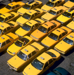 Mercedes-Benz SLK 200 der Baureihe R 170 in der Lackierung yellowstone (Mercedes-Benz Farbcode 685). Aufnahme mitten in einer Gruppe von New Yorker „Yellow Cabs“ aus dem Jahr 1996. (Fotosignatur der Archive von Mercedes-Benz Classic: A96F2883)