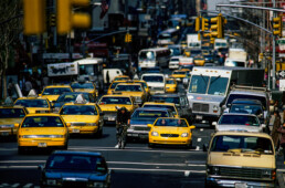 Mercedes-Benz SLK 200 der Baureihe R 170 in der Lackierung yellowstone (Mercedes-Benz Farbcode 685). Aufnahme im Straßenverkehr von New York, unter anderem mit „Yellow Cabs“, aus dem Jahr 1996. (Fotosignatur der Archive von Mercedes-Benz Classic: A96F2917)