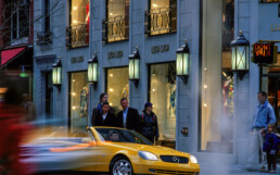 Mercedes-Benz SLK 200 der Baureihe R 170 in der Lackierung yellowstone (Mercedes-Benz Farbcode 685). Genreaufnahme in New York aus dem Jahr 1996. (Fotosignatur der Archive von Mercedes-Benz Classic: A96F2891)