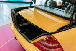 Mercedes-Benz SLK 200 der Baureihe R 170 in der Lackierung yellowstone (Mercedes-Benz Farbcode 685). Genreaufnahme in New York aus dem Jahr 1996. (Fotosignatur der Archive von Mercedes-Benz Classic: A96F2891)