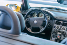 Mercedes-Benz SLK 230 Kompressor der Baureihe R 170 in der Lackierung yellowstone (Mercedes-Benz Farbcode 685) aus dem Jahr 1996. Detailaufnahme des Cockpits in der Sonderausstellung „Youngtimer“ des Mercedes-Benz Museums, 2025. Foto: Thomas Niedermüller. (Fotosignatur der Archive von Mercedes-Benz Classic: D854702)