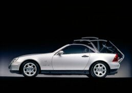 Mercedes-Benz SLK der Baureihe R 170. Mehrfachbelichtung mit verschiedenen Stufen der Dachöffnungsfunktion aus dem Jahr 1996. (Fotosignatur der Archive von Mercedes-Benz Classic: A96F616)