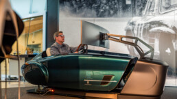 Bernd Mayländer, ehemaliger Rennfahrer, Fahrer des offiziellen Safety Cars der Formel 1 und Mercedes-Benz Classic Markenbotschafter, in einem der Highend-Fahrsimulatoren im Mercedes-Benz Museum. Foto vom März 2026. Foto: JF Films. (Fotosignatur der Archive von Mercedes-Benz Classic: D881219)