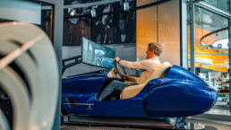 Bernd Schneider, ehemaliger Rennfahrer, fünffacher DTM-Meister und Mercedes-Benz Classic Markenbotschafter, in einem der Highend-Fahrsimulatoren im Mercedes-Benz Museum. Foto vom März 2026. Foto: JF Films. (Fotosignatur der Archive von Mercedes-Benz Classic: D881217)