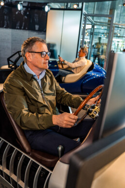Karl Wendlinger, ehemaliger Formel 1-Rennfahrer und Mercedes-Benz Classic Markenbotschafter, in einem der Highend-Fahrsimulatoren im Mercedes-Benz Museum. Foto vom März 2026. Foto: JF Films. (Fotosignatur der Archive von Mercedes-Benz Classic: D881185)