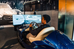 Ikonische Motorsportfahrzeuge der Marke auf berühmten Rennstrecken selbst fahren: Diesen Traum macht das Mercedes-Benz Museum mit Highend-Fahrsimulatoren wahr. Aufnahme von einer Fahrt mit einem der Simulatoren aus dem März 2026. Foto: JF Films. (Fotosignatur der Archive von Mercedes-Benz Classic: D879733)