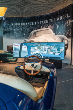 Ikonische Motorsportfahrzeuge der Marke auf berühmten Rennstrecken selbst fahren: Diesen Traum macht das Mercedes-Benz Museum mit Highend-Fahrsimulatoren wahr. Detailaufnahme von Cockpit und Bildschirm aus dem März 2026. Foto: JF Films. (Fotosignatur der Archive von Mercedes-Benz Classic: D879765)