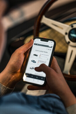 Ikonische Motorsportfahrzeuge der Marke auf berühmten Rennstrecken selbst fahren: Diesen Traum macht das Mercedes-Benz Museum mit Highend-Fahrsimulatoren wahr. Detailaufnahme der App zur Anzeige von Rundenzeiten aus dem März 2026. Foto: JF Films. (Fotosignatur der Archive von Mercedes-Benz Classic: D879731)