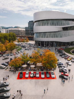 Markenoffenes Klassikertreffen Classics & Coffee am Mercedes-Benz Museum. Event-Gelände mit rotem Teppich, auf dem Fans mit 20 Teilnahmen an Classics & Coffee ihren Klassiker präsentieren können. Foto aus dem Jahr 2025, Drohnenaufnahme. Foto: Elias Hoh. (Fotosignatur der Archive von Mercedes-Benz Classic: D872474)