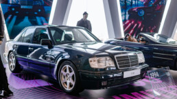 Mercedes-Benz E 500 Limited (Baureihe 124) aus dem Jahr 1995 in der Sonderausstellung „Youngtimer“ des Mercedes-Benz Museums. Foto von rechts vorn. Foto: Thomas Niedermüller. (Fotosignatur der Archive von Mercedes-Benz Classic: D878926)