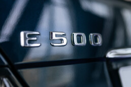 Mercedes-Benz E 500 Limited (Baureihe 124) aus dem Jahr 1995 in der Sonderausstellung „Youngtimer“ des Mercedes-Benz Museums. Foto der Typenbezeichnung auf dem Kofferraumdeckel. Foto: Thomas Niedermüller. (Fotosignatur der Archive von Mercedes-Benz Classic: D878940)