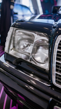 Mercedes-Benz E 500 Limited (Baureihe 124) aus dem Jahr 1995 in der Sonderausstellung „Youngtimer“ des Mercedes-Benz Museums. Detail des rechten Frontscheinwerfers mit weißem Blinkerglas. Foto: Thomas Niedermüller. (Fotosignatur der Archive von Mercedes-Benz Classic: D878930)