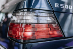 Mercedes-Benz E 500 Limited (Baureihe 124) aus dem Jahr 1995 in der Sonderausstellung „Youngtimer“ des Mercedes-Benz Museums. Detail der linken Rückleuchte mit Typenbezeichnung. Foto: Thomas Niedermüller. (Fotosignatur der Archive von Mercedes-Benz Classic: D878947)