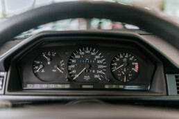 Mercedes-Benz E 500 Limited (Baureihe 124) aus dem Jahr 1995 in der Sonderausstellung „Youngtimer“ des Mercedes-Benz Museums. Foto der Instrumenteneinheit, der Tachometer zeigt lediglich 422 Kilometer. Foto: Thomas Niedermüller. (Fotosignatur der Archive von Mercedes-Benz Classic: D878956)