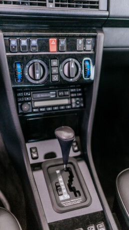 Mercedes-Benz E 500 Limited (Baureihe 124) aus dem Jahr 1995 in der Sonderausstellung „Youngtimer“ des Mercedes-Benz Museums. Foto der Mittelkonsole. Foto: Thomas Niedermüller. (Fotosignatur der Archive von Mercedes-Benz Classic: D878957)