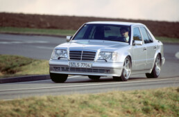 Mercedes-Benz E 500 Limited (Baureihe 124) aus dem Jahr 1994. Fahraufnahme aus dem Jahr 1994. (Fotosignatur der Archive von Mercedes-Benz Classic: A94F192)