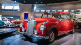 Mercedes-Benz 300 (W 186) aus dem Jahr 1952 im Mercedes-Benz Museum, Raum Mythos 4: Wunderjahre – Form und Vielfalt, 1945 bis 1960. Gesamtaufnahme von links vorn. Foto: Thomas Niedermüller. (Fotosignatur der Archive von Mercedes-Benz Classic: D879038)