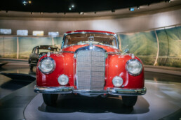 Mercedes-Benz 300 (W 186) aus dem Jahr 1952 im Mercedes-Benz Museum, Raum Mythos 4: Wunderjahre – Form und Vielfalt, 1945 bis 1960. Aufnahme von vorn. Foto: Thomas Niedermüller. (Fotosignatur der Archive von Mercedes-Benz Classic: D879043)