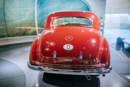 Mercedes-Benz 300 (W 186) aus dem Jahr 1952 im Mercedes-Benz Museum, Raum Mythos 4: Wunderjahre – Form und Vielfalt, 1945 bis 1960. Aufnahme von hinten. Foto: Thomas Niedermüller. (Fotosignatur der Archive von Mercedes-Benz Classic: D879093)