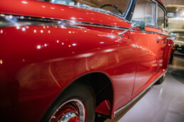 Mercedes-Benz 300 (W 186) aus dem Jahr 1952 im Mercedes-Benz Museum, Raum Mythos 4: Wunderjahre – Form und Vielfalt, 1945 bis 1960. Detailaufnahme des linken Kotflügels mit Verlängerung der Wölbung in die Tür hinein. Foto: Thomas Niedermüller. (Fotosignatur der Archive von Mercedes-Benz Classic: D879047)