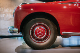 Mercedes-Benz 300 (W 186) aus dem Jahr 1952 im Mercedes-Benz Museum, Raum Mythos 4: Wunderjahre – Form und Vielfalt, 1945 bis 1960. Detailaufnahme des linken Vorderrads. Foto: Thomas Niedermüller. (Fotosignatur der Archive von Mercedes-Benz Classic: D879049)
