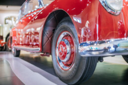 Mercedes-Benz 300 (W 186) aus dem Jahr 1952 im Mercedes-Benz Museum, Raum Mythos 4: Wunderjahre – Form und Vielfalt, 1945 bis 1960. Detailaufnahme des rechten Vorderrads. Foto: Thomas Niedermüller. (Fotosignatur der Archive von Mercedes-Benz Classic: D879041)