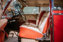 Mercedes-Benz 300 (W 186) aus dem Jahr 1952 im Mercedes-Benz Museum, Raum Mythos 4: Wunderjahre – Form und Vielfalt, 1945 bis 1960. Interieuraufnahme von Fahrer- und Beifahrersitz. Foto: Thomas Niedermüller. (Fotosignatur der Archive von Mercedes-Benz Classic: D879063)
