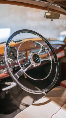 Mercedes-Benz 300 (W 186) aus dem Jahr 1952 im Mercedes-Benz Museum, Raum Mythos 4: Wunderjahre – Form und Vielfalt, 1945 bis 1960. Detailaufnahme des Lenkrads. Foto: Thomas Niedermüller. (Fotosignatur der Archive von Mercedes-Benz Classic: D879067)