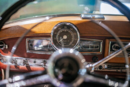 Mercedes-Benz 300 (W 186) aus dem Jahr 1952 im Mercedes-Benz Museum, Raum Mythos 4: Wunderjahre – Form und Vielfalt, 1945 bis 1960. Detailaufnahme der Armaturentafel. Foto: Thomas Niedermüller. (Fotosignatur der Archive von Mercedes-Benz Classic: D879055)