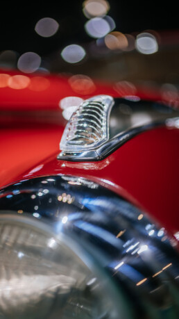 Mercedes-Benz 300 (W 186) aus dem Jahr 1952 im Mercedes-Benz Museum, Raum Mythos 4: Wunderjahre – Form und Vielfalt, 1945 bis 1960. Detailaufnahme der Blinkleuchte vorn links mit Klarglasabdeckung. Foto: Thomas Niedermüller. (Fotosignatur der Archive von Mercedes-Benz Classic: D879046)