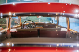 Mercedes-Benz 300 (W 186) aus dem Jahr 1952 im Mercedes-Benz Museum, Raum Mythos 4: Wunderjahre – Form und Vielfalt, 1945 bis 1960. Blick durch die Heckscheibe ins Innere des Fahrzeugs. Foto: Thomas Niedermüller. (Fotosignatur der Archive von Mercedes-Benz Classic: D879092)