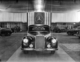 Mercedes-Benz Stand auf der Internationalen Automobil-Ausstellung (IAA) in Frankfurt am Main, 1951. Im Zentrum steht das neue Repräsentationsfahrzeug Mercedes-Benz 300 (W 186) mit dem neuen Motor M 186. (Fotosignatur der Archive von Mercedes-Benz Classic: A964241)