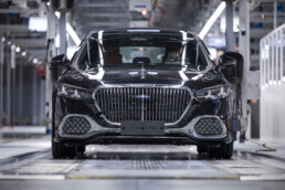 Einblick in die Top-End-Fahrzeugproduktion: Montagehalle Factory 56 im Mercedes-Benz Werk Sindelfingen (Deutschland)