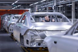 Einblick in die Top-End-Fahrzeugproduktion: Rohbau im Mercedes-Benz Werk Sindelfingen (Deutschland)