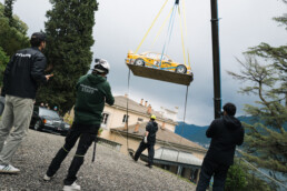 Mercedes-Benz Classic beim FuoriConcorso am Comer See, 16. bis 17. Mai 2026. Einbringung des Mercedes-Benz 190 E 2.5-16 Evolution DTM mit Renn-ABS (1990) mittels Kranwagen auf das Gelände der Villa del Grumello. Foto: Michel Ginsberg.