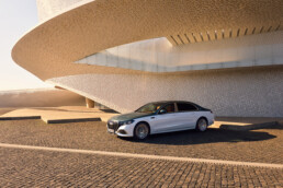 Die neue Mercedes-Maybach S-Klasse, 2026. Exterieur in MANUFAKTUR opalithweiß bright/verdesilber metallic Interieur in Maybach Exklusiv Nappaleder Beech Brown
