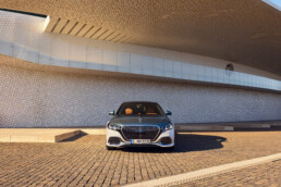 Die neue Mercedes-Maybach S-Klasse, 2026. Exterieur in MANUFAKTUR opalithweiß bright/verdesilber metallic Interieur in Maybach Exklusiv Nappaleder Beech Brown