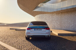 Die neue Mercedes-Maybach S-Klasse, 2026. Exterieur in MANUFAKTUR opalithweiß bright/verdesilber metallic Interieur in Maybach Exklusiv Nappaleder Beech Brown