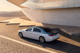 Die neue Mercedes-Maybach S-Klasse, 2026. Exterieur in MANUFAKTUR opalithweiß bright/verdesilber metallic Interieur in Maybach Exklusiv Nappaleder Beech Brown