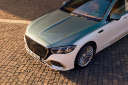 Die neue Mercedes-Maybach S-Klasse, 2026. Exterieur in MANUFAKTUR opalithweiß bright/verdesilber metallic Interieur in Maybach Exklusiv Nappaleder Beech Brown